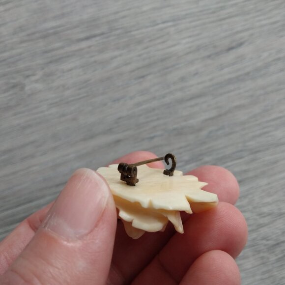 Vintage Carved Rose Brooch - Picture 13 of 15